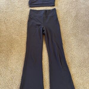 Vuori Women’s Mindset Bra and Studio Flare Set in Azure, both size Medium